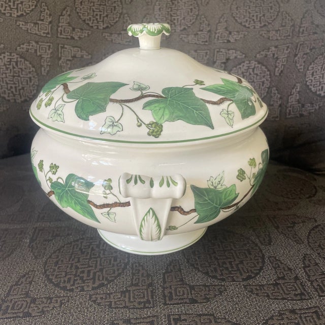 1940s 1940s Wedgwood Napoleon Ivy Covered Serving Dish For Sale - Image 5 of 6