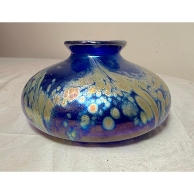 1980s Vintage Hand Blown Kent Fiske Blue Iridescent Art Glass Splatter Vase Sculpture For Sale - Image 5 of 14