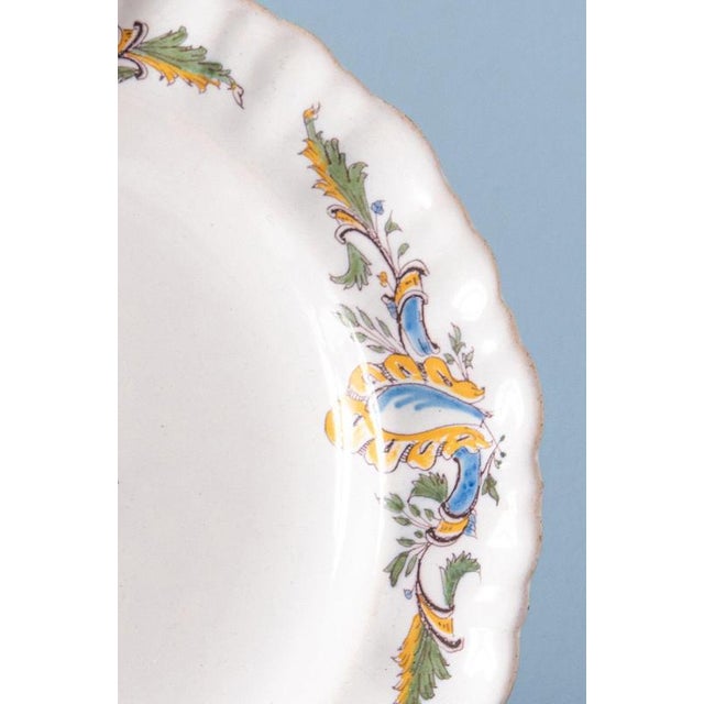 Rococo Faience Flag Plates from Moustiers, 1750s, Set of 2 For Sale - Image 5 of 11