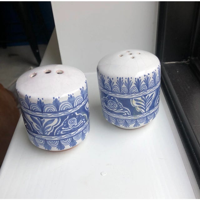 Vintage Mexican Hand-Painted Tlalpujahua Salt & Pepper Shakers in Blue & White-a Pair For Sale In Houston - Image 6 of 6