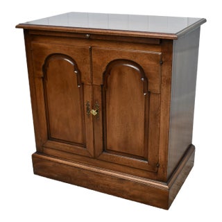Kittinger Cherry Wood Cabinet Vintage 2 Door Pull Out Tray Nightstand Server For Sale