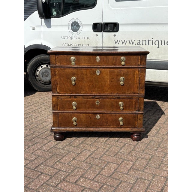 George I Chest of Drawers in Walnut For Sale - Image 4 of 18