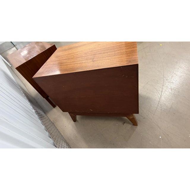 Mid-Century Modern 1960s Pair of Professionally Restored Nightstands by Young Manufacturing, For Sale - Image 3 of 3