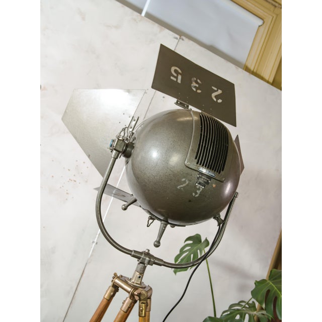 Model 612 The Sputnik Movie Spotlight on Wooden 101 Ama Tripod Floor Lamp by Mole Richardson, 1950s For Sale - Image 10 of 18