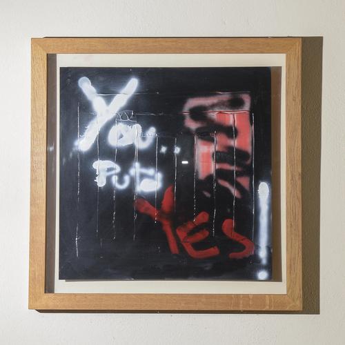 This contemporary painting is a visually striking piece, perfect for those seeking a disruptive element in a modernist or...