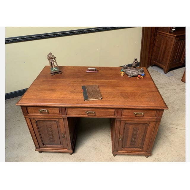 Age: circa 1930 Wood type: solid oak Condition: very good, meticulously maintained, and ready-to-use original condition...