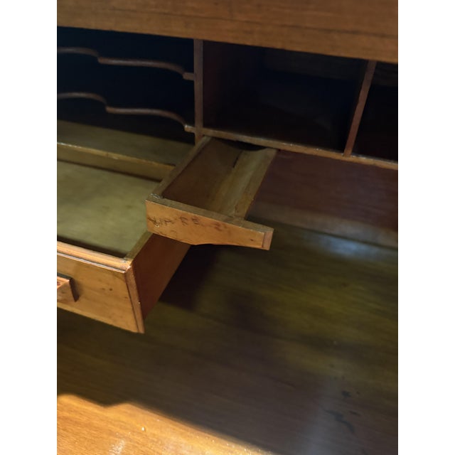 Roll desk, or more commonly called, postal desk, composed of two parts, the shutter controls the closing of the drawers,...