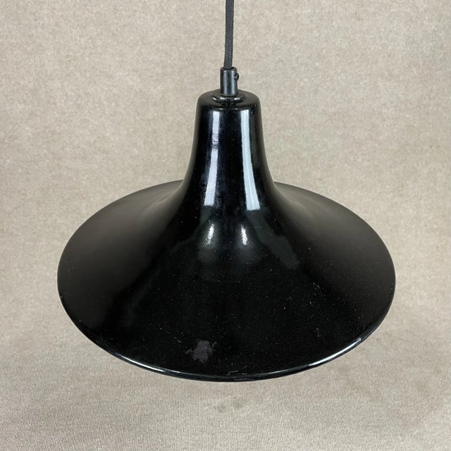 Enameled trumpet shaped ceiling light. White inside and black outside. The electric wire ca 100 cm. Up to 250V (Europe/UK...