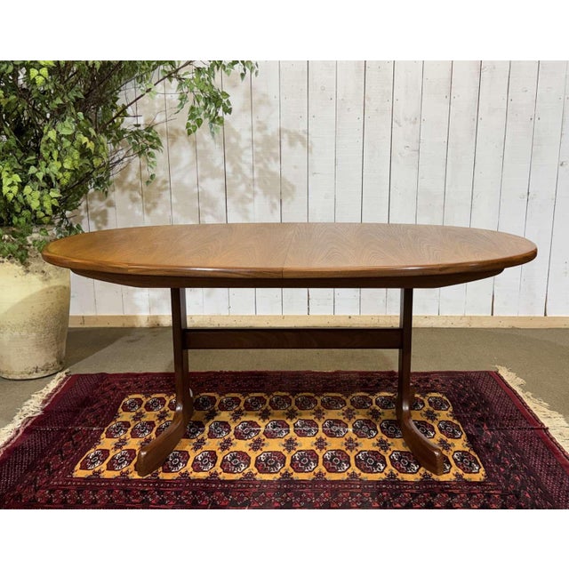 G-Plan oval teak table from the 70s with a butterfly extension - Lmax=2m09, Lmin=1m62, w=1m07, H=73cm. This piece has an...