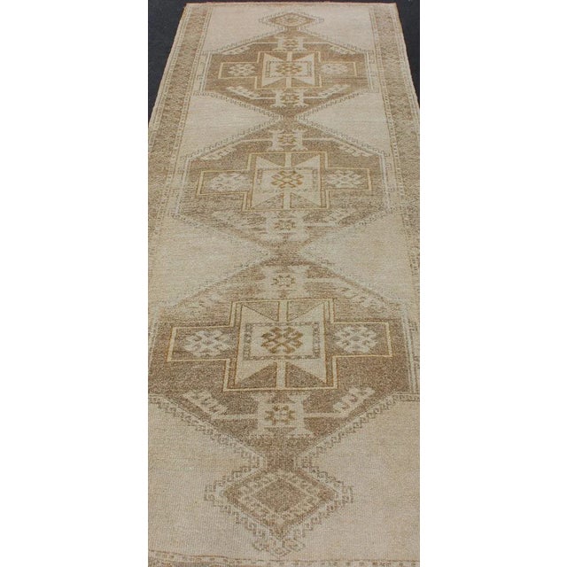 Vintage Hand Knotted Oushak Gallery Runner With Three Medallion Design in Taupe, Light Brown For Sale In Atlanta - Image 6 of 12