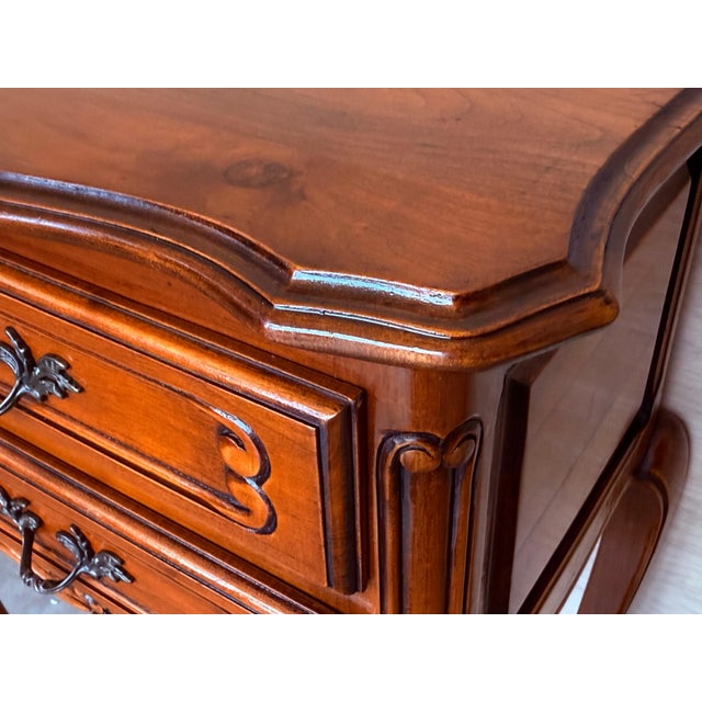 French Bedside Tables with Cabriole Legs, 1950s, Set of 2 For Sale - Image 9 of 11