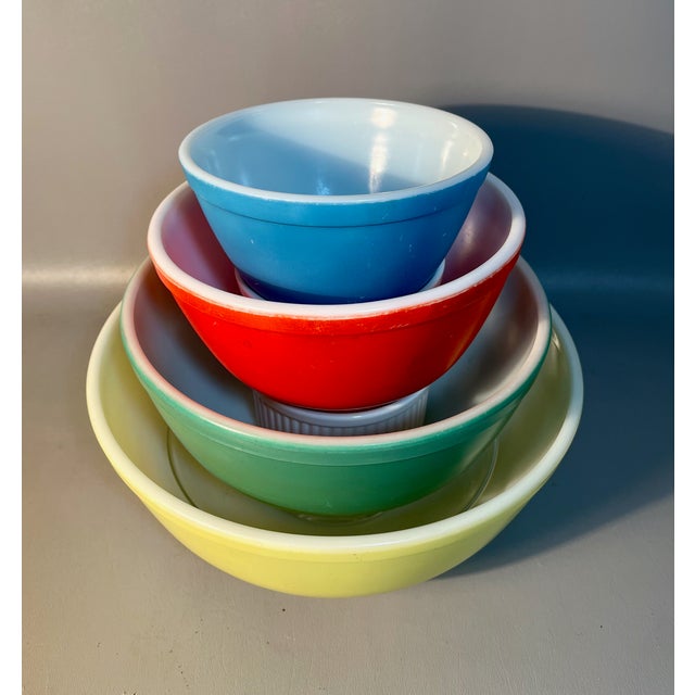 Set 4 Pyrex Mixing Bowls Primary Colors Original 1940s No Numbers Footed Bases Rolled Rims Nesting Bowls For Sale - Image 13 of 13