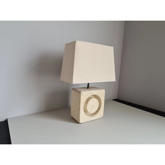 Stone Sculpture Table Lamp in White Stone in the style of Albert Tormos, France, 1960s For Sale - Image 7 of 11