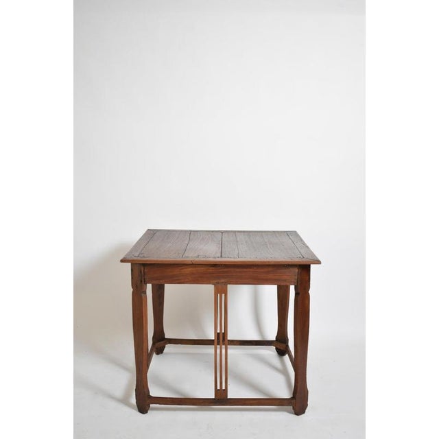Arts & Crafts square side table, 1910s. Height: 70 cm - 27.56 in Length: 84 cm - 33.07 in Width: 84 cm - 33.07 in