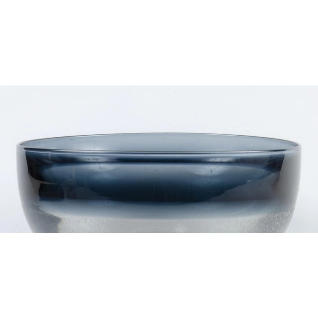 Timo Sarpaneva 1960s Scandinavian Modern Blue-Tinted Art Glass Decorative Bowl by Timo Sarpaneva, Finland For Sale - Image 4 of 9