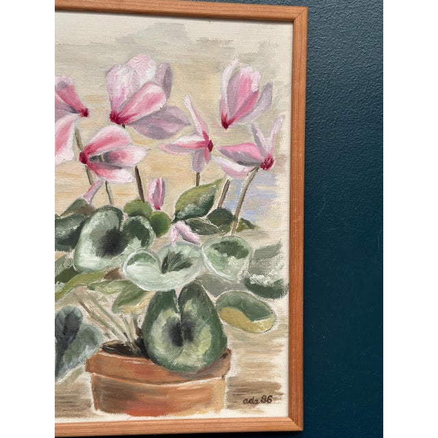 1980s Ada, Still Life with Pink Flowers, 1986, Oil on Canvas, Framed For Sale - Image 5 of 18