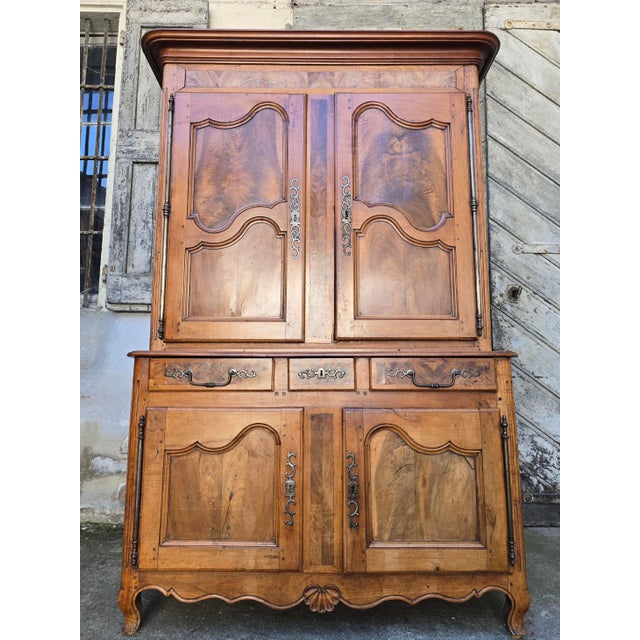 Mid 18th Century Two-Part Louis XV Cabinet in Walnut, 1760 For Sale - Image 5 of 18