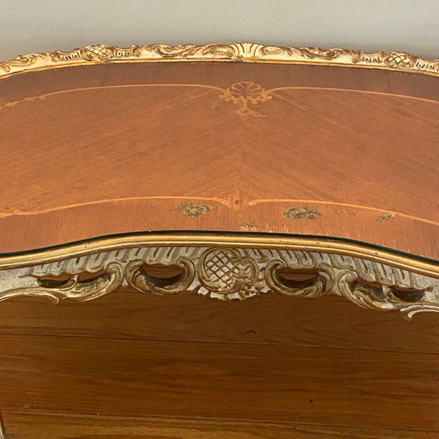 1940s 1940s French Provincial Style Kidney-Shaped 5 Leg Coffee Table With Inlaid Marquetry Top and Glass Overlay For Sale - Image 5 of 18