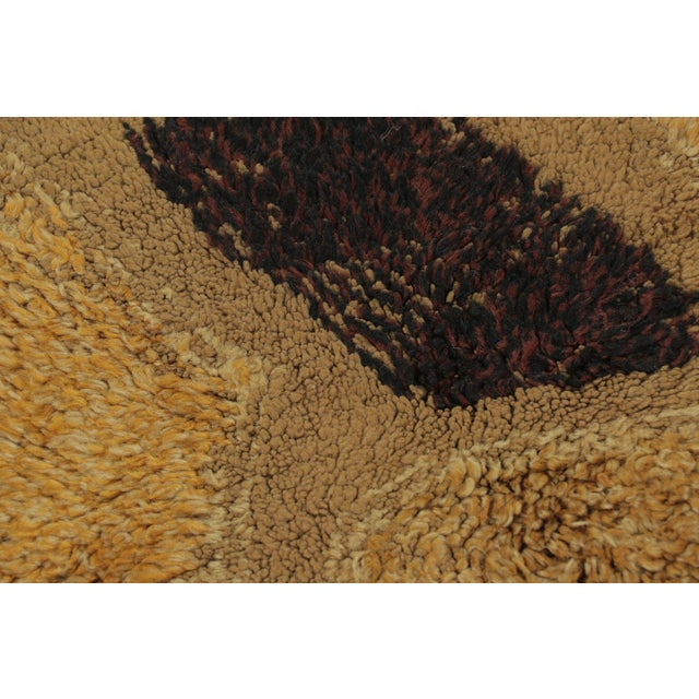 1950s Vintage Circle Rug With Gold and Brown Geometric Patterns - Rug & Kilim For Sale - Image 5 of 11