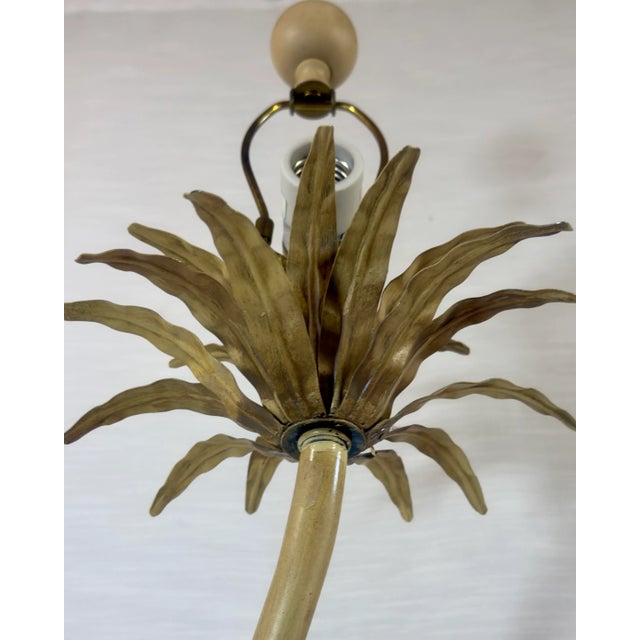 Vintage Palm Beach Regency Parcel Gilt Parrot Tole Palm Tree Table Lamp – Mid-Century Modern Decor For Sale - Image 10 of 12