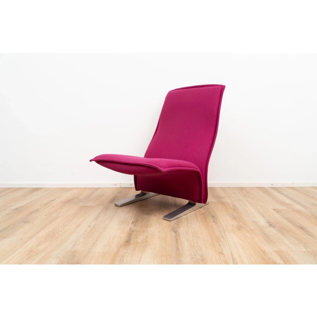 Model F780 Concorde lounge chair from Artifort. The chair comes with a pink fabric upholstery on a chrome plated frame....