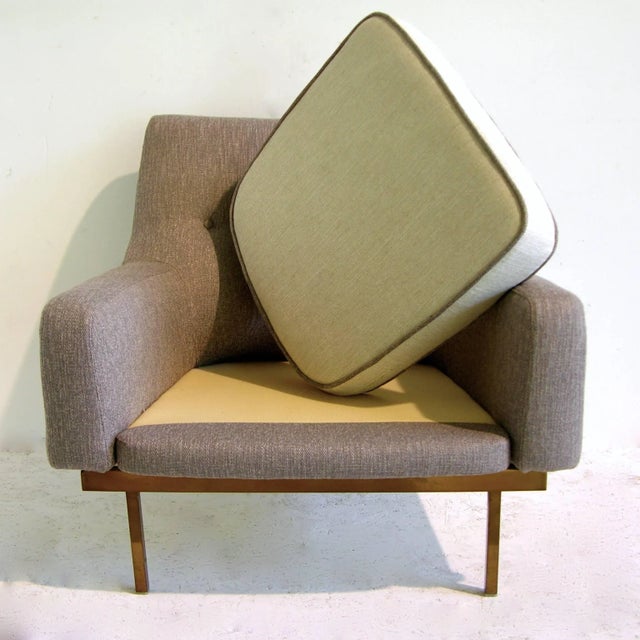 1970s Arflex Italian Brass Base Two-Tone Pepper Cream and Taupe Gray Armchair For Sale - Image 9 of 13