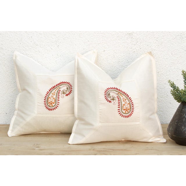 A refined decorative pillow cover from DE-COR's Contempo Paisley collection, crafted from a lustrous silk-blend fabric...