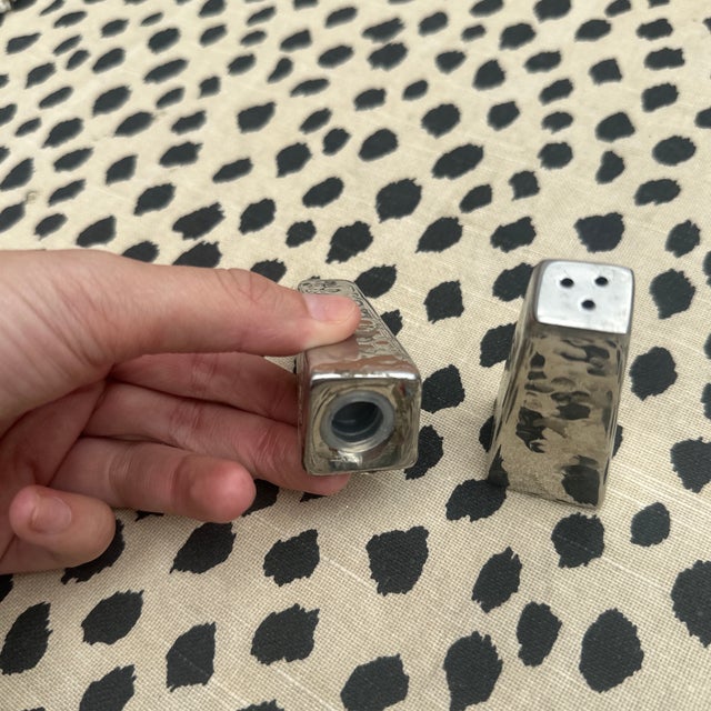 Metal Pair of Silver-Tone Metal Geometric Salt and Pepper Shakers For Sale - Image 7 of 8