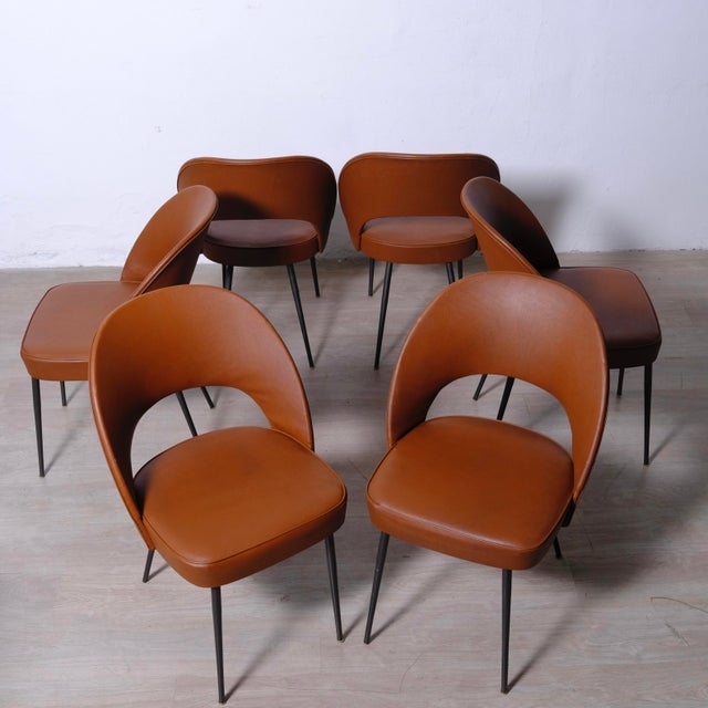 Beautiful set of 6 modern Italian chairs, in brown faux leather, with a comfortable seat and a curved, enveloping...
