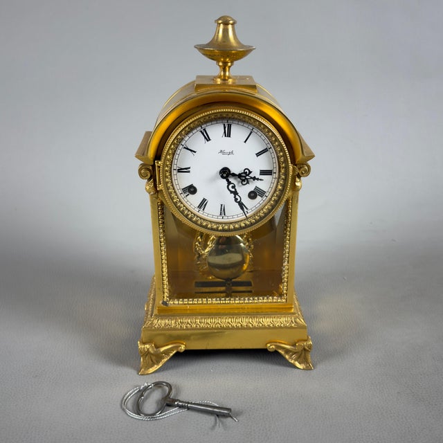 A refined and prestigious table clock, ideal for enhancing studies, console tables, or fireplaces with a touch of timeless...