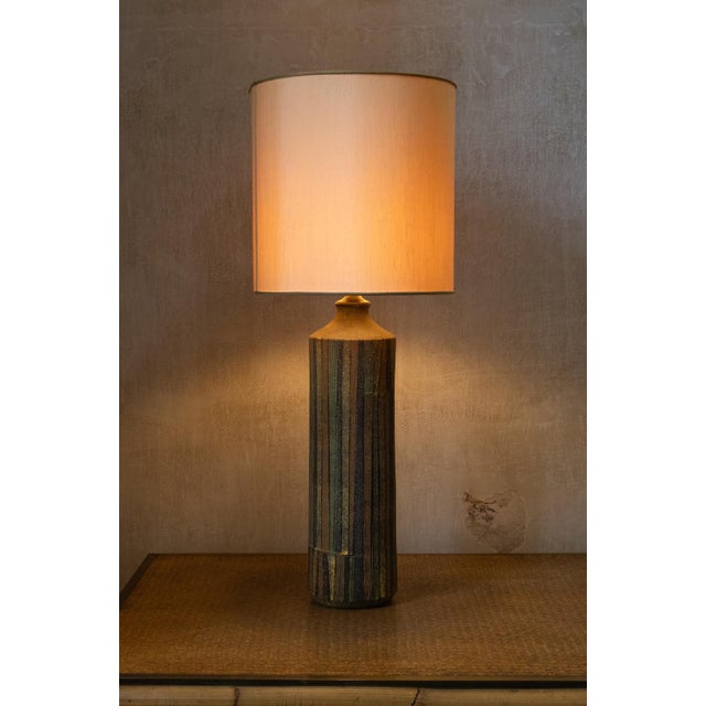 Table lamp designed by Aldo Londi for Bitossi in the 1960s. Cylindrical glazed ceramic base featuring a vertical geometric...