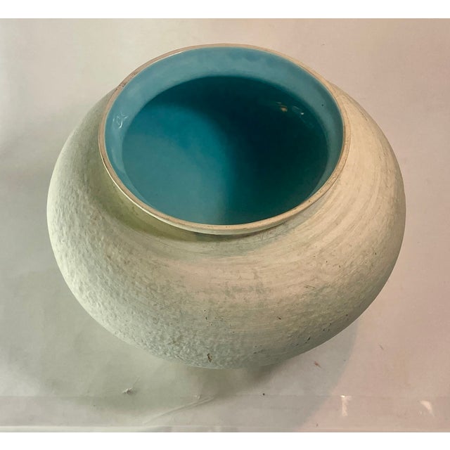 Mid-Century Modern Vintage 1986 Haeger Pottery Vase: Textured Off-White With Hidden Turquoise Glaze For Sale - Image 3 of 11