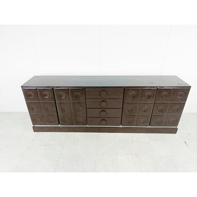 Brown brutalist credenza with 4 graphical doors and 4 central drawers. Beautiful timeless design and a real eye catcher...