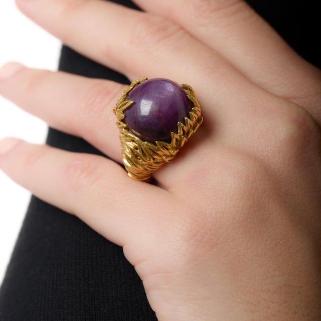 Vintage 60.00 Carat Purple Star Sapphire 18k Yellow Gold Cocktail Ring, Size 6.5 For Sale - Image 4 of 5