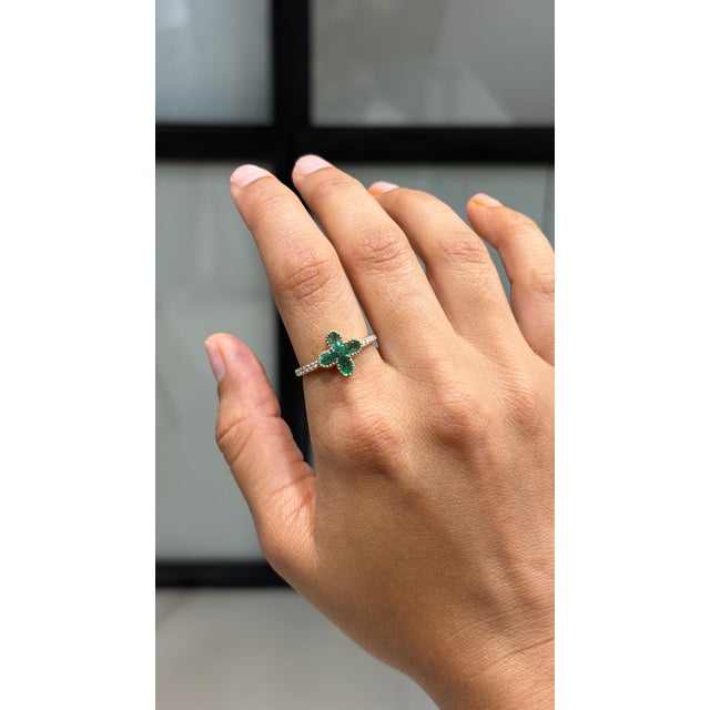 American Modern Four-Leaf Emerald Diamond Clover Ring Size 5.5 in 14k Yellow Gold For Sale - Image 3 of 17