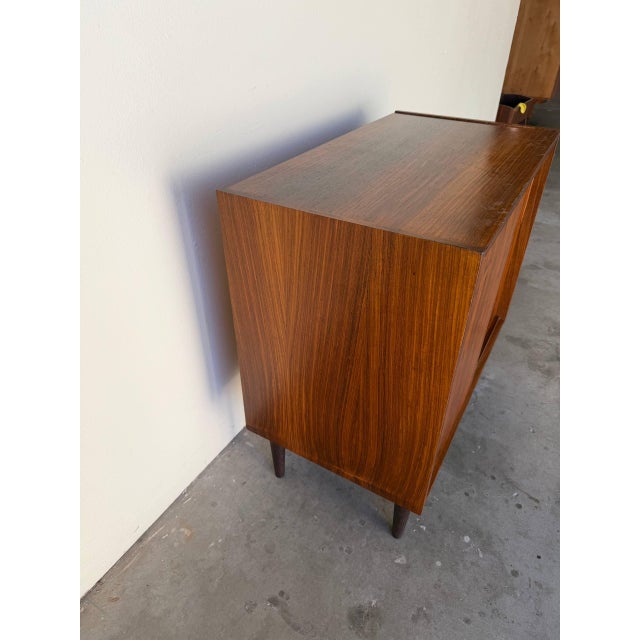 Mid 20th Century Vintage Danish Rosewood Cabinet With Sliding Doors – MCM Storage Credenza For Sale - Image 5 of 10