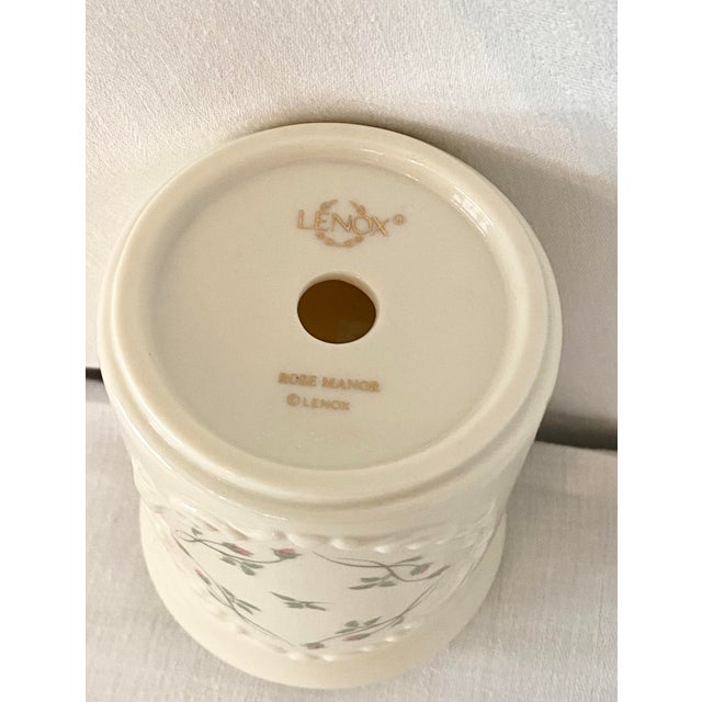 Lenox Late 20th Century Lenox Rose Manor Porcelain Toothbrush Holder Cream Ivory Pink Floral Excellent Condition For Sale - Image 4 of 12