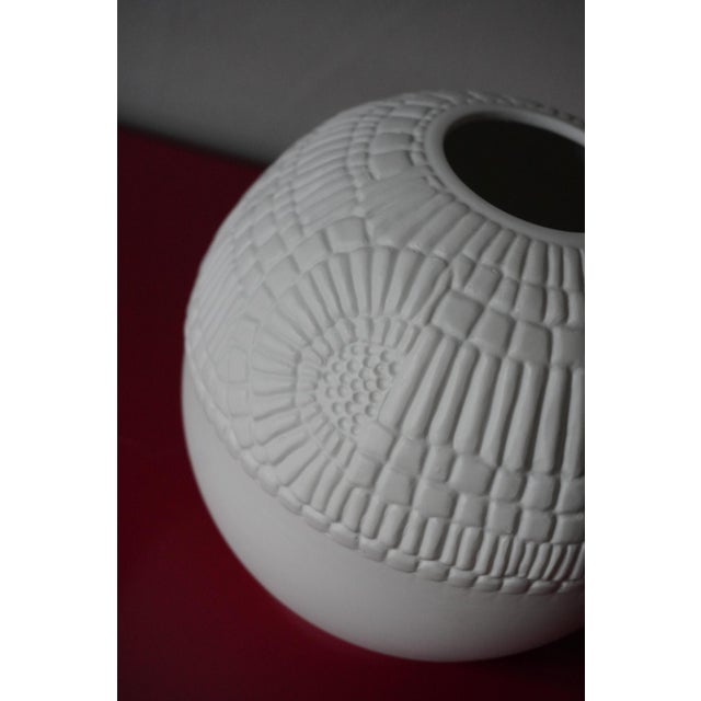 Vintage German Vase in Biscuit Porcelain from AK Kaiser, 1960s. For Sale - Image 4 of 6