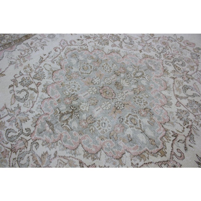 Antique White 1950s Turkish Vintage Handmade Floral Desing Vintage White Oushak Wool Area Rug For Sale - Image 8 of 13