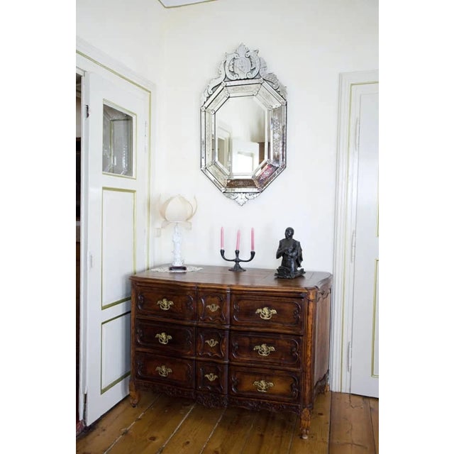 Large Venetian mirror from the first half of the last century. The mirror is on a wooden board. Hand-engraved. Provenance:...