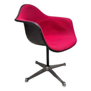 Black Fiberglass Desk Armchair Charles & Ray Eames Herman Miller Mid-Century For Sale