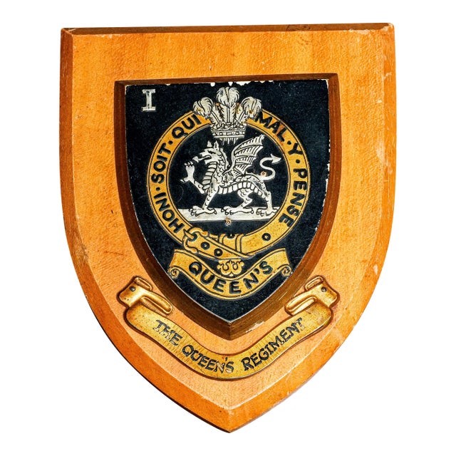 Fantastic 1st Batalion Queen's Regiment Antique British Military Plaque Shield Wall Decor Militaria For Sale