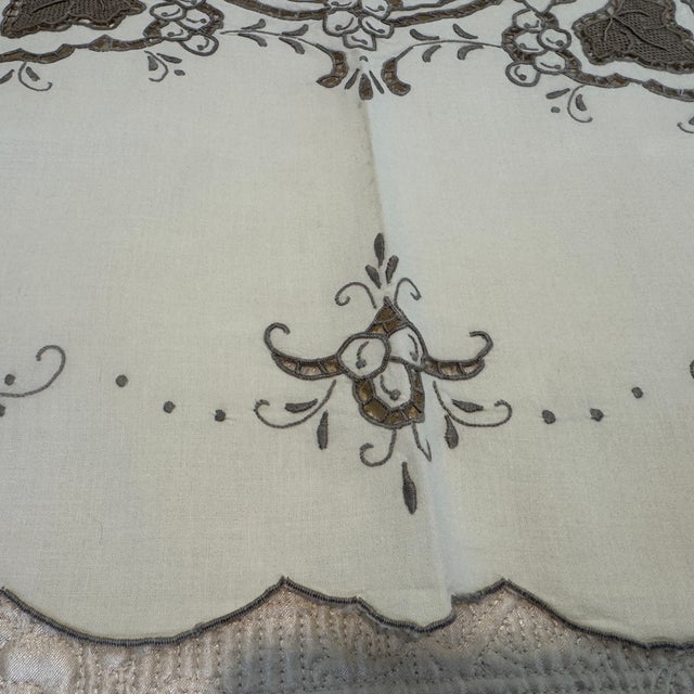 Art Deco Linen Tablecloth 32" X 33" , 10 Napkins C1930 Cream With Gray Trim Pristine For Sale In San Diego - Image 6 of 18