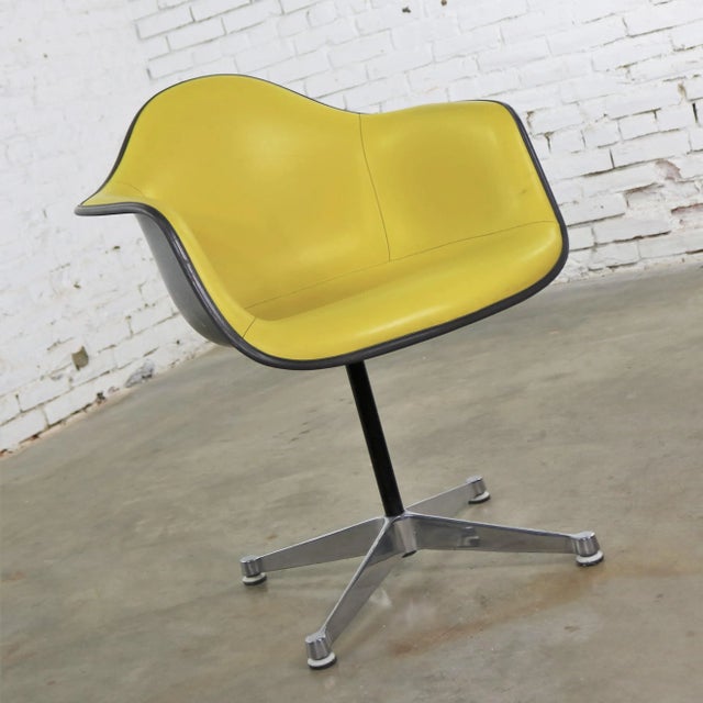 Herman Miller Eames Pac Yellow Padded Swivel Armchair W/Gray Fiberglass Shell & Aluminum Base For Sale - Image 4 of 12