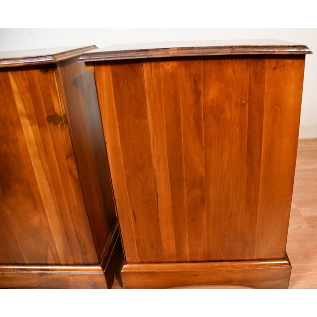 1930s Pair of English Cedar Wood Nightstands Bedside Tables For Sale - Image 18 of 18