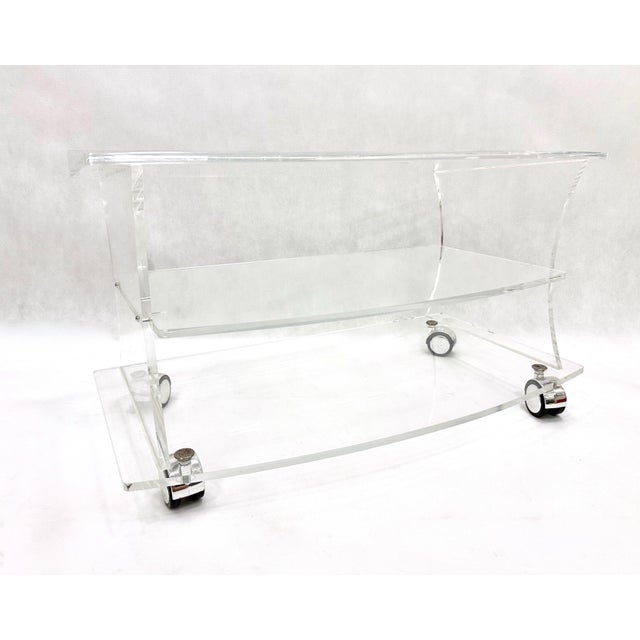 1970s Mid-Century Clear Acrylic Glass Shelf Unit TV Stand on Castors, 1970s For Sale - Image 5 of 7