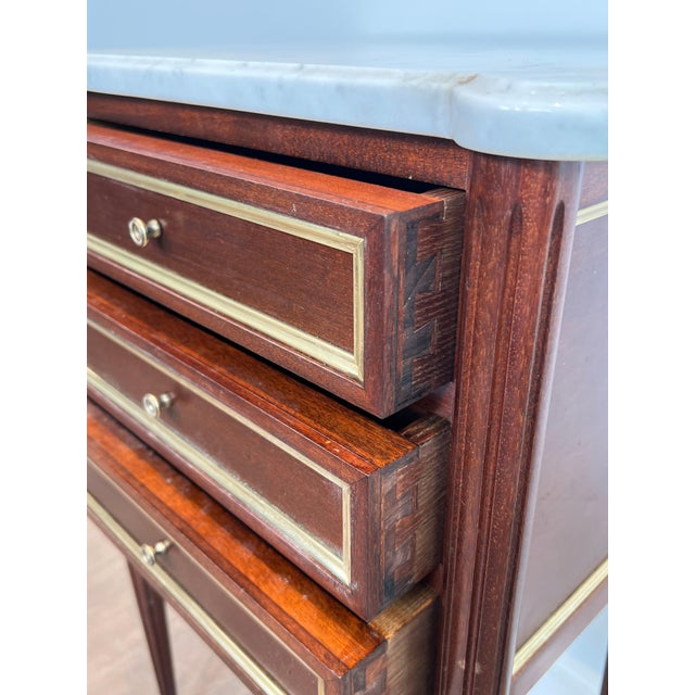1940s Pair of mahogany and brass side tables or bedside tables with Carrara marble For Sale - Image 11 of 12