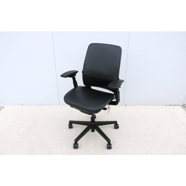 Amia is a versatile ergonomic office chair designed to handle long hours of sitting. Features adjustable LiveLumbar...