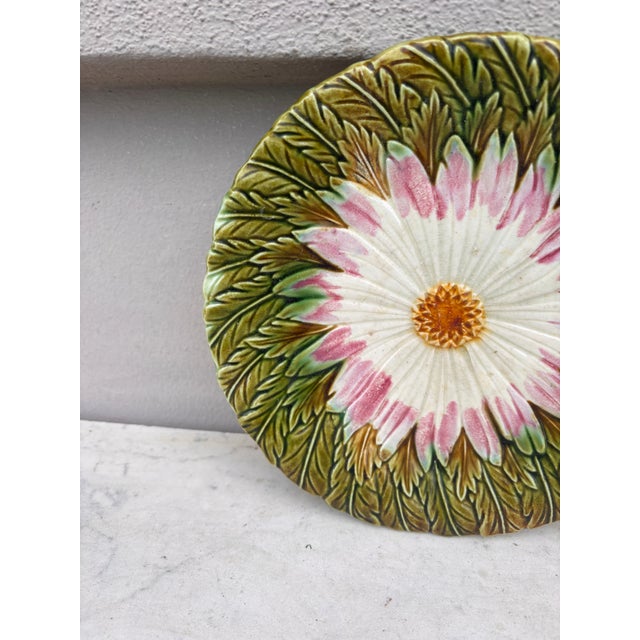 French Country French Majolica Daisy Plate Orchies, Circa 1890 For Sale - Image 3 of 5
