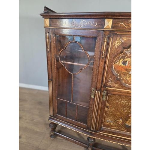 This antique solid oak bookcase from the 1920s features 5 shelves. with its traditional design and sturdy construction,...